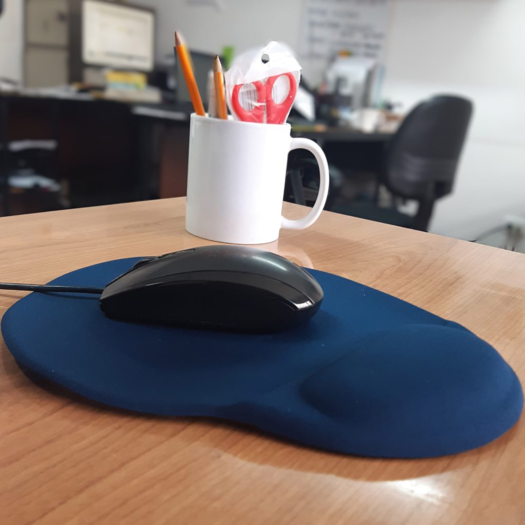 VA-738-Mouse-Pad-Gel-Oficina-Accesorios-de-Escritorio-Landik-Promoactual-Azul-oscuro-ambientada